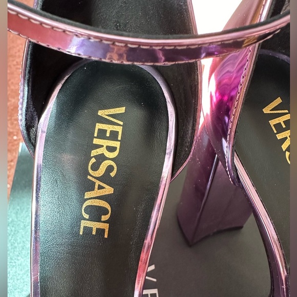 NWB. 100% Authentic
Versace La Medusa Metallic Ankle Strap
Sandals 8.5 pink - Picture 3 of 14